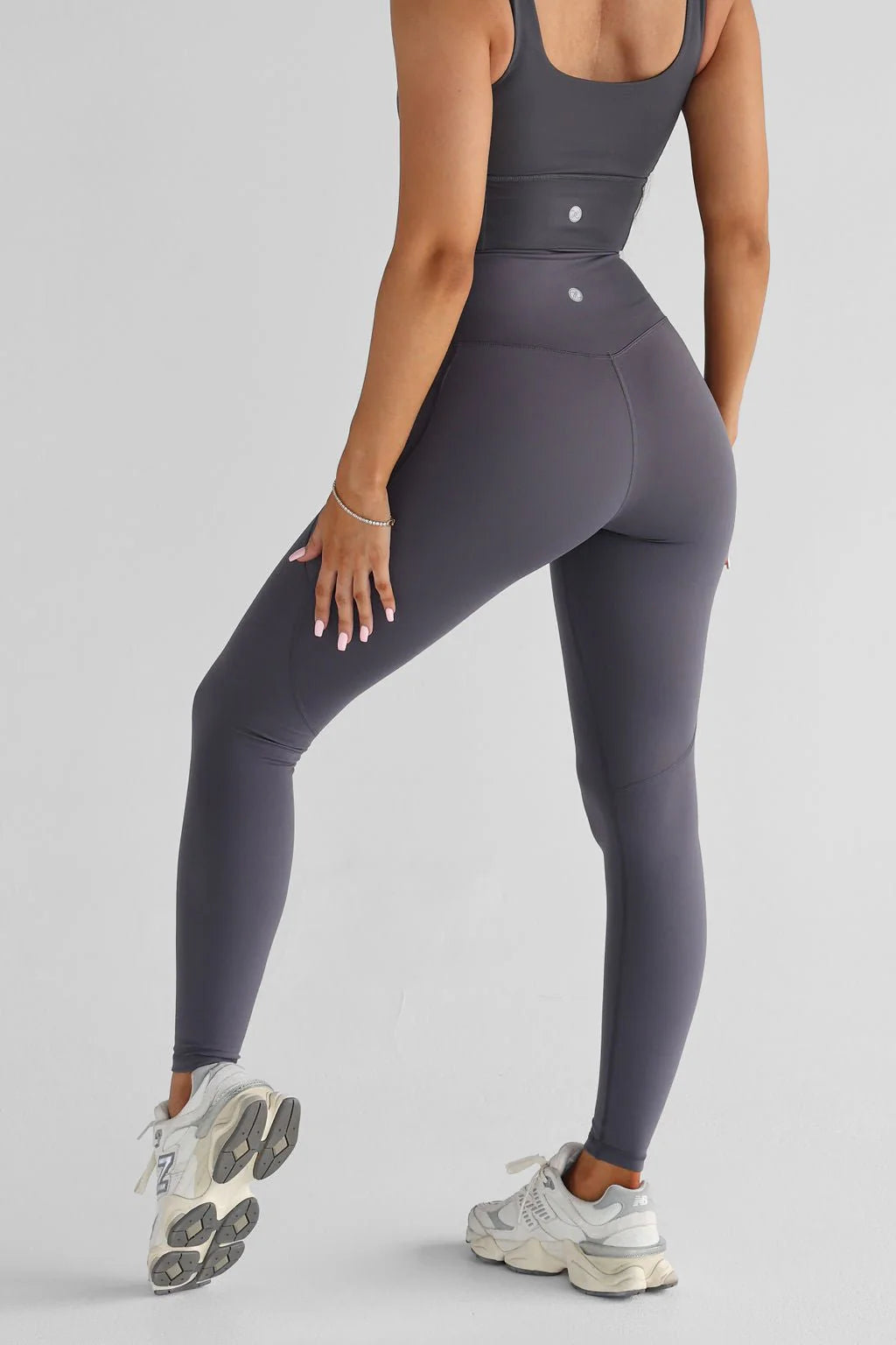 charcoal-pocket-leggings-full-length-220588.webp